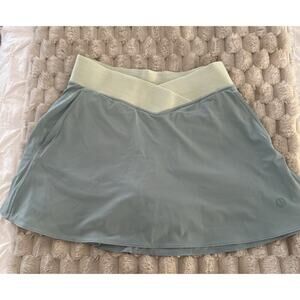 Lululemon V-Waist Mid-Rise Tennis Skirt. Teal/Yellow Size 6